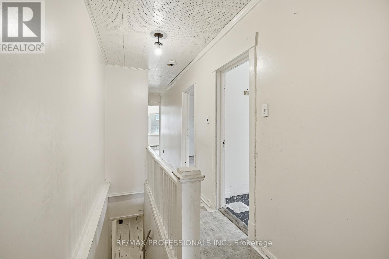 127 Kane Avenue, Toronto, Ontario M6M 3N1 - Photo 8 - W12547744