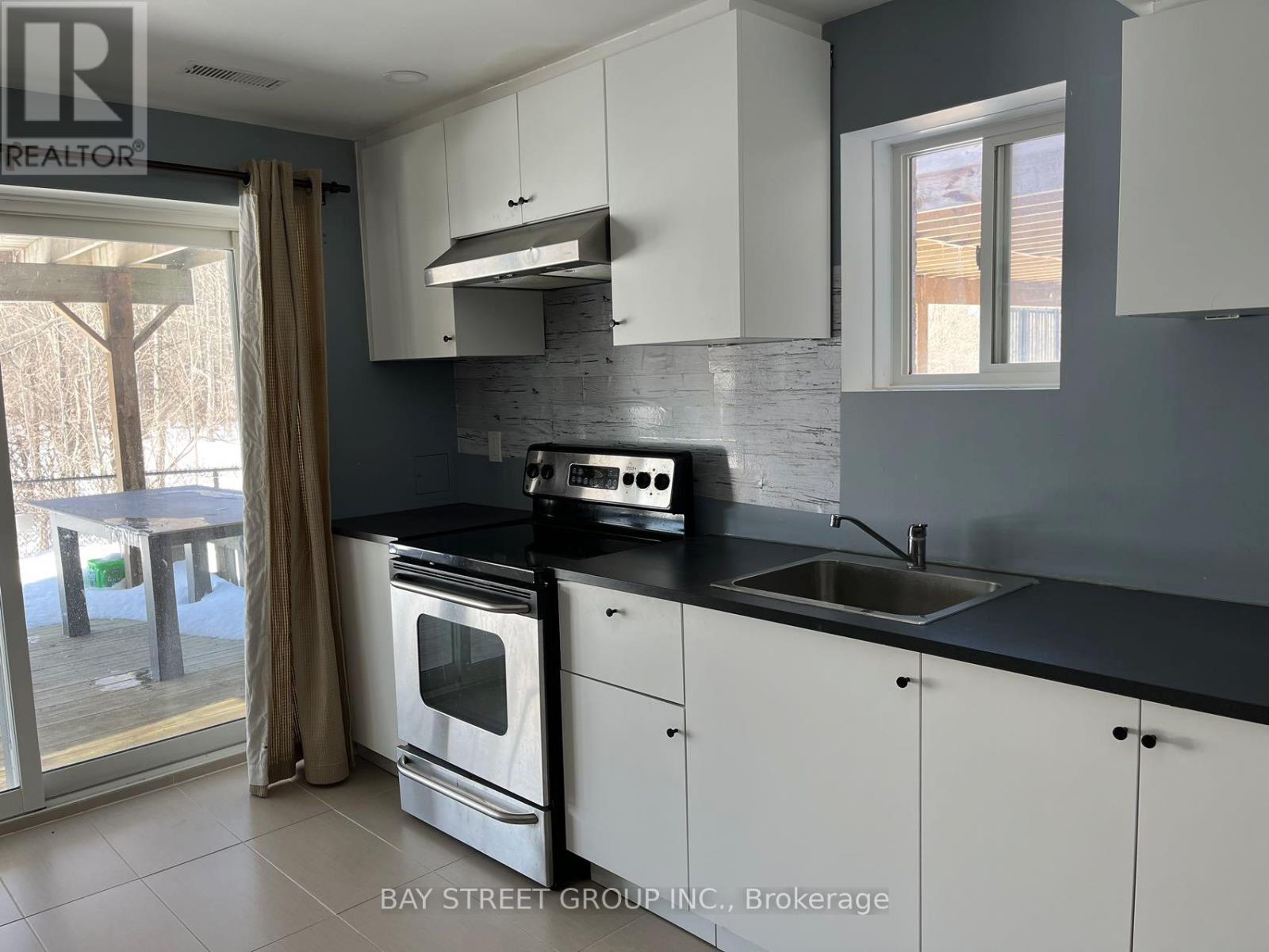 8 Dovetail Drive, Richmond Hill, Ontario  L4E 5B1 - Photo 3 - N12547812