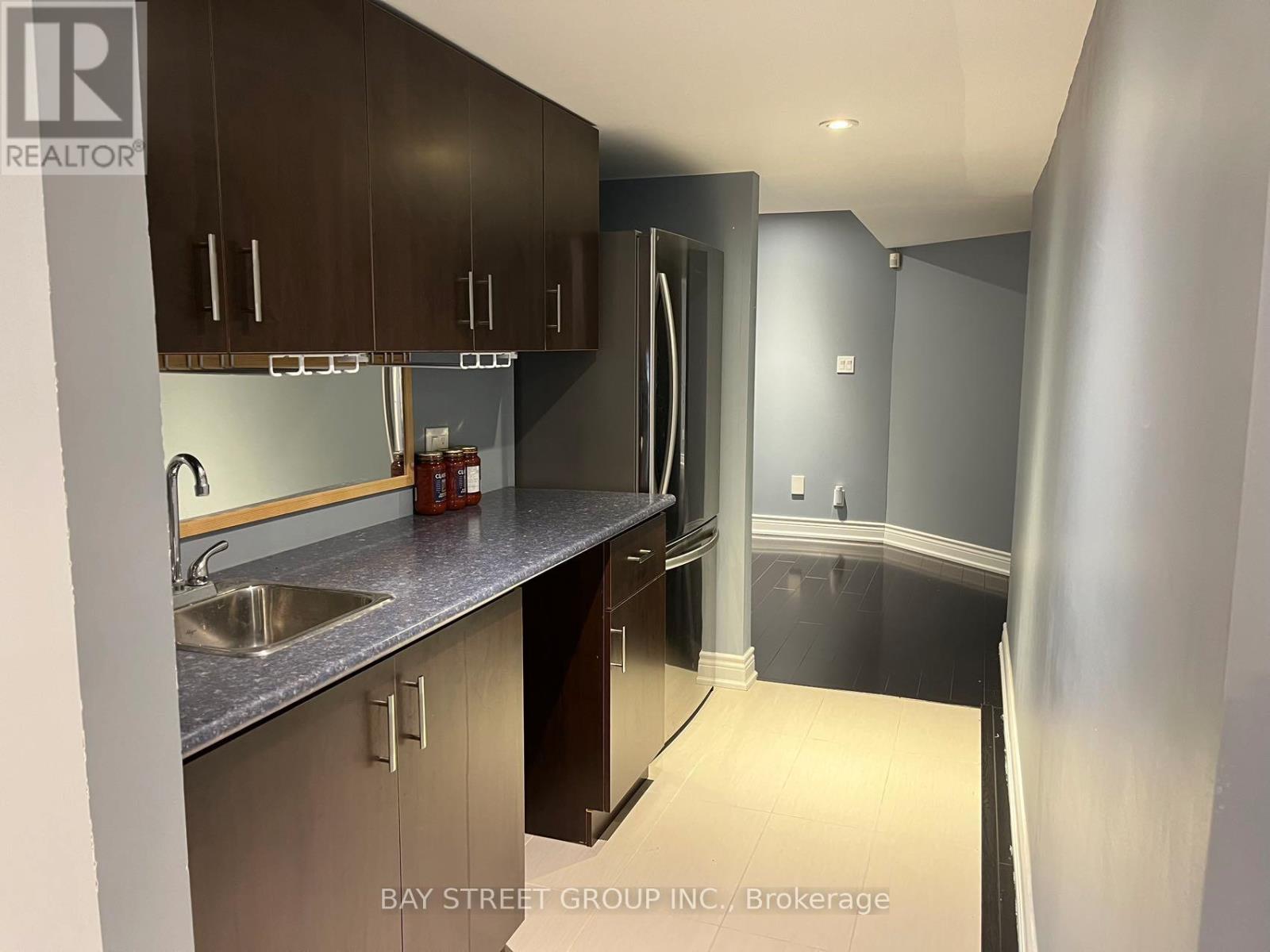 8 Dovetail Drive, Richmond Hill, Ontario  L4E 5B1 - Photo 4 - N12547812