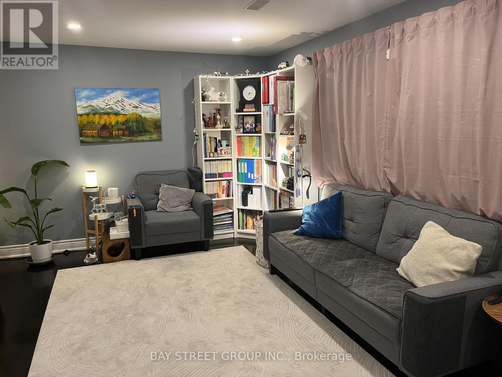 8 Dovetail Drive, Richmond Hill, Ontario  L4E 5B1 - Photo 6 - N12547812