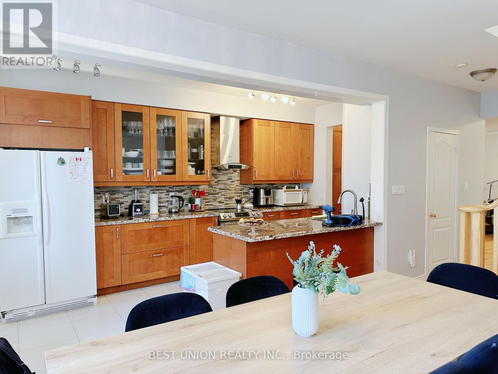 320 Country Glen Road S, Markham, Ontario L6B 1C5 - Photo 2 - N12421710