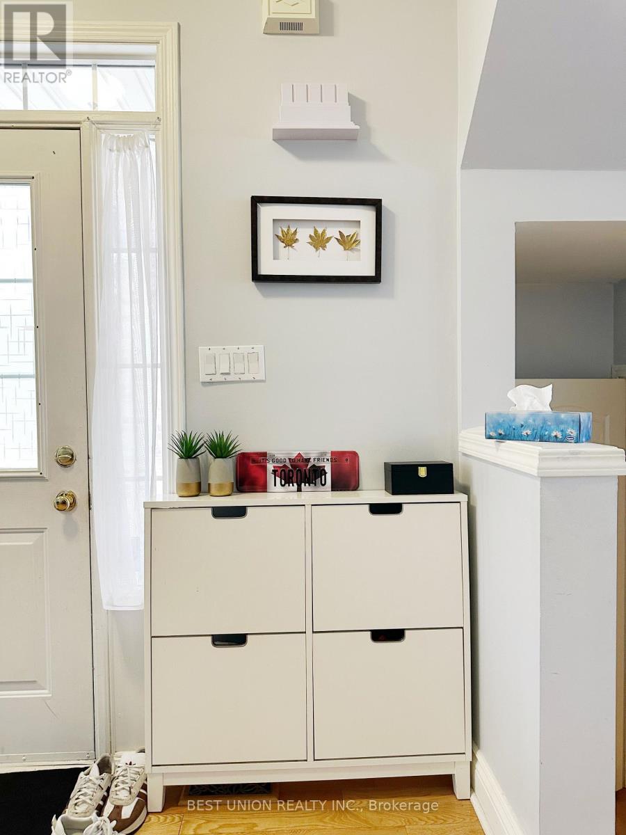 320 Country Glen Road S, Markham, Ontario L6B 1C5 - Photo 5 - N12421710