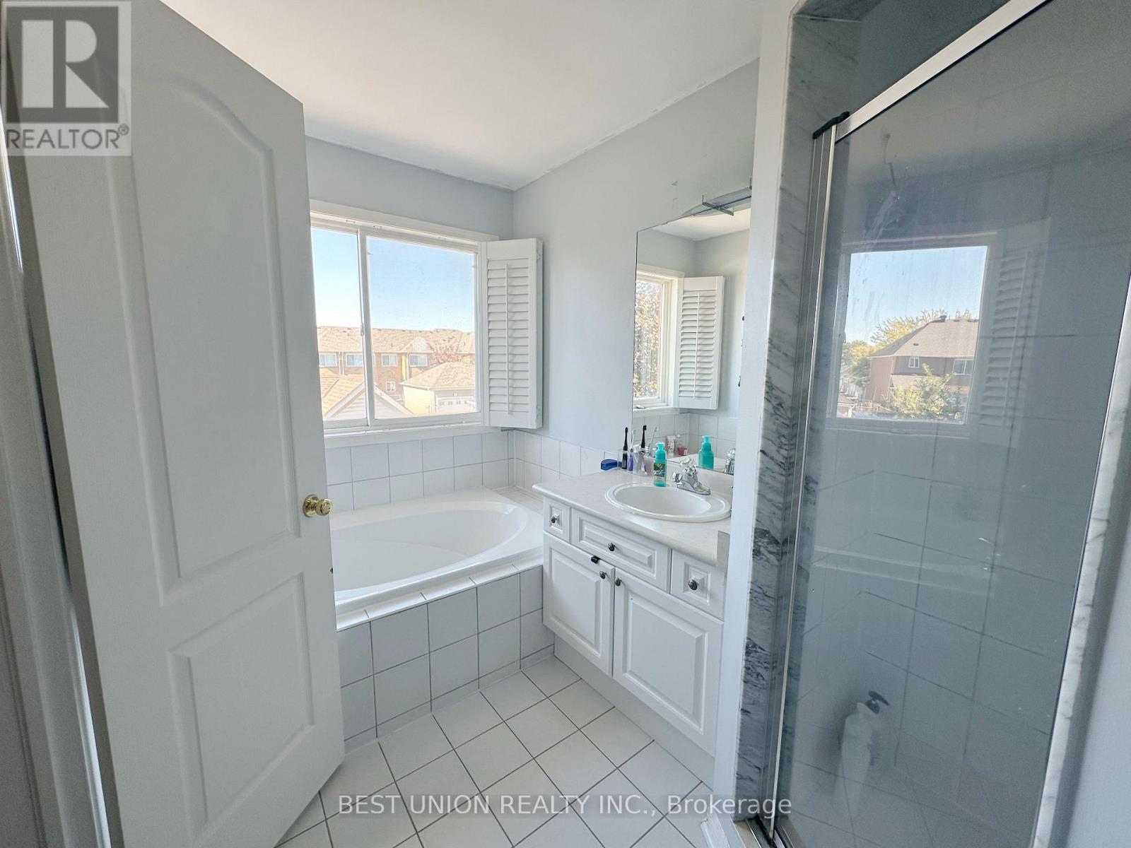 320 Country Glen Road S, Markham, Ontario L6B 1C5 - Photo 11 - N12421710