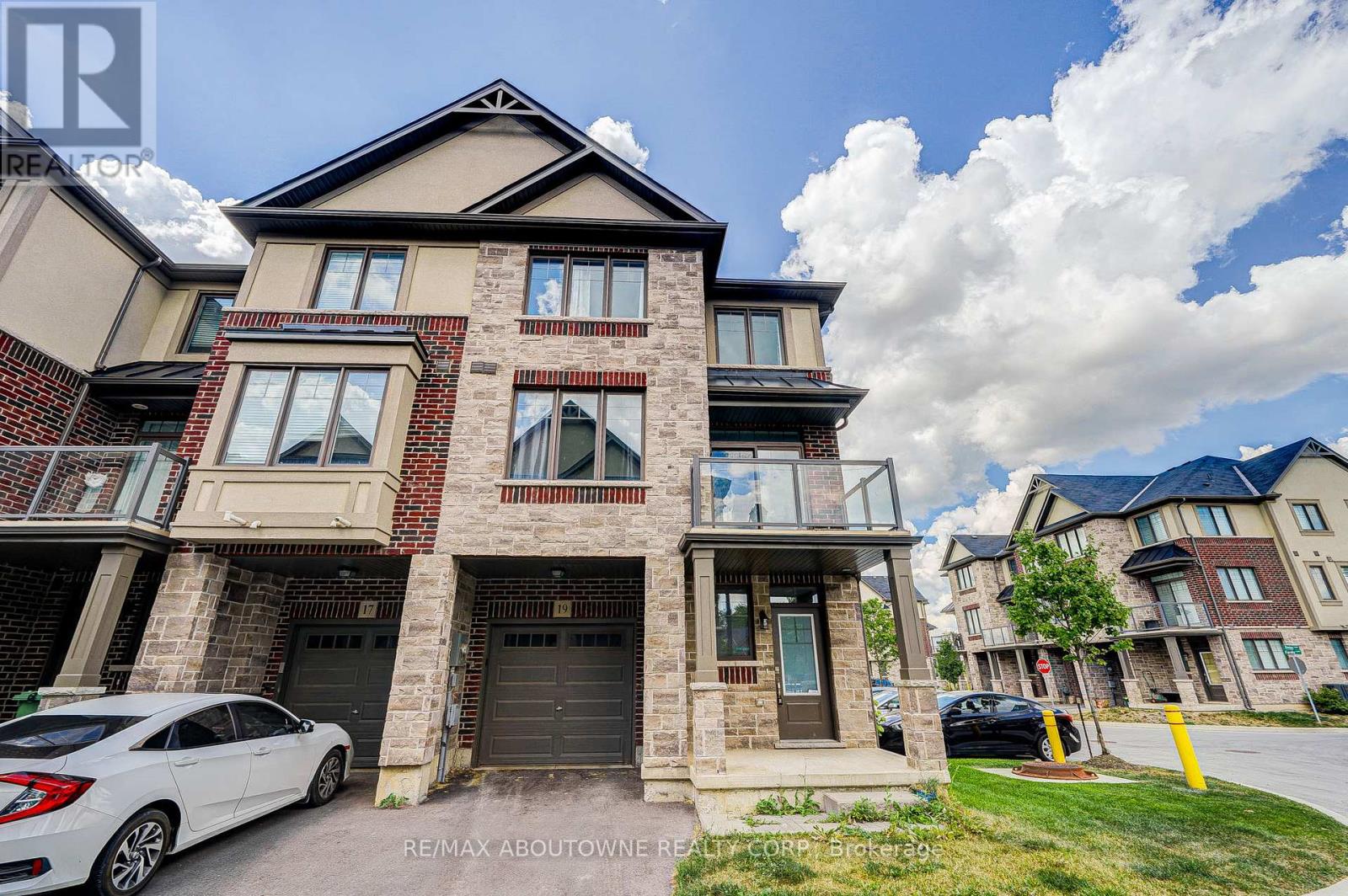 19 Ritchie Lane, Hamilton, Ontario  L9G 0H2 - Photo 2 - X12547854