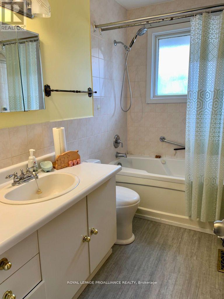 9 Elizabeth Avenue, Quinte West, Ontario K8V 2P8 - Photo 10 - X12547930