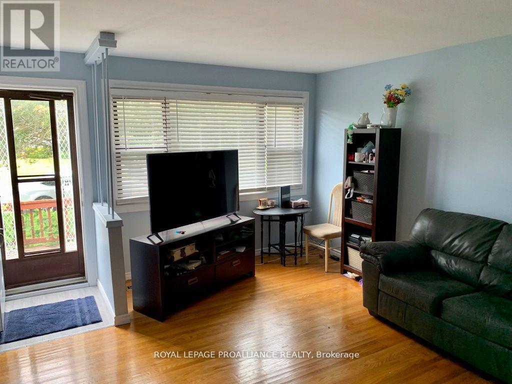 9 Elizabeth Avenue, Quinte West, Ontario K8V 2P8 - Photo 3 - X12547930