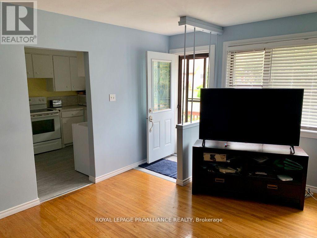 9 Elizabeth Avenue, Quinte West, Ontario K8V 2P8 - Photo 4 - X12547930