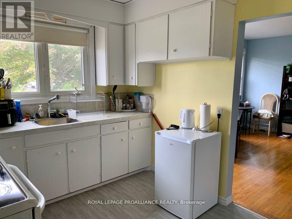 9 Elizabeth Avenue, Quinte West, Ontario K8V 2P8 - Photo 6 - X12547930