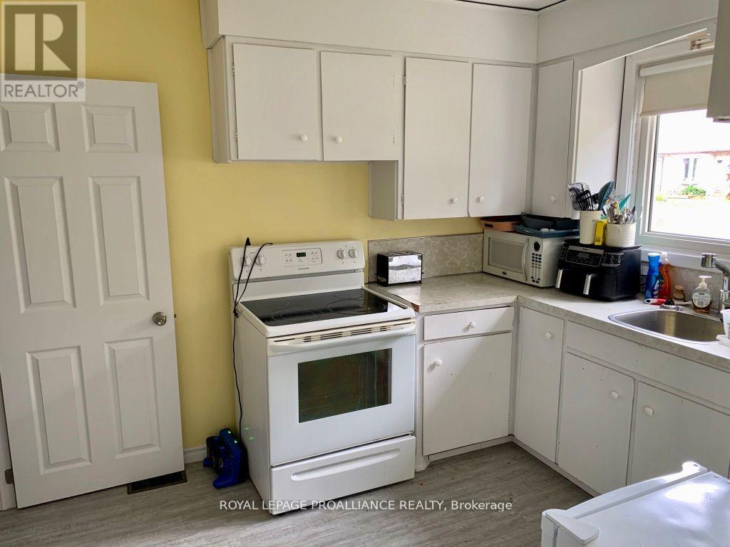 9 Elizabeth Avenue, Quinte West, Ontario K8V 2P8 - Photo 7 - X12547930