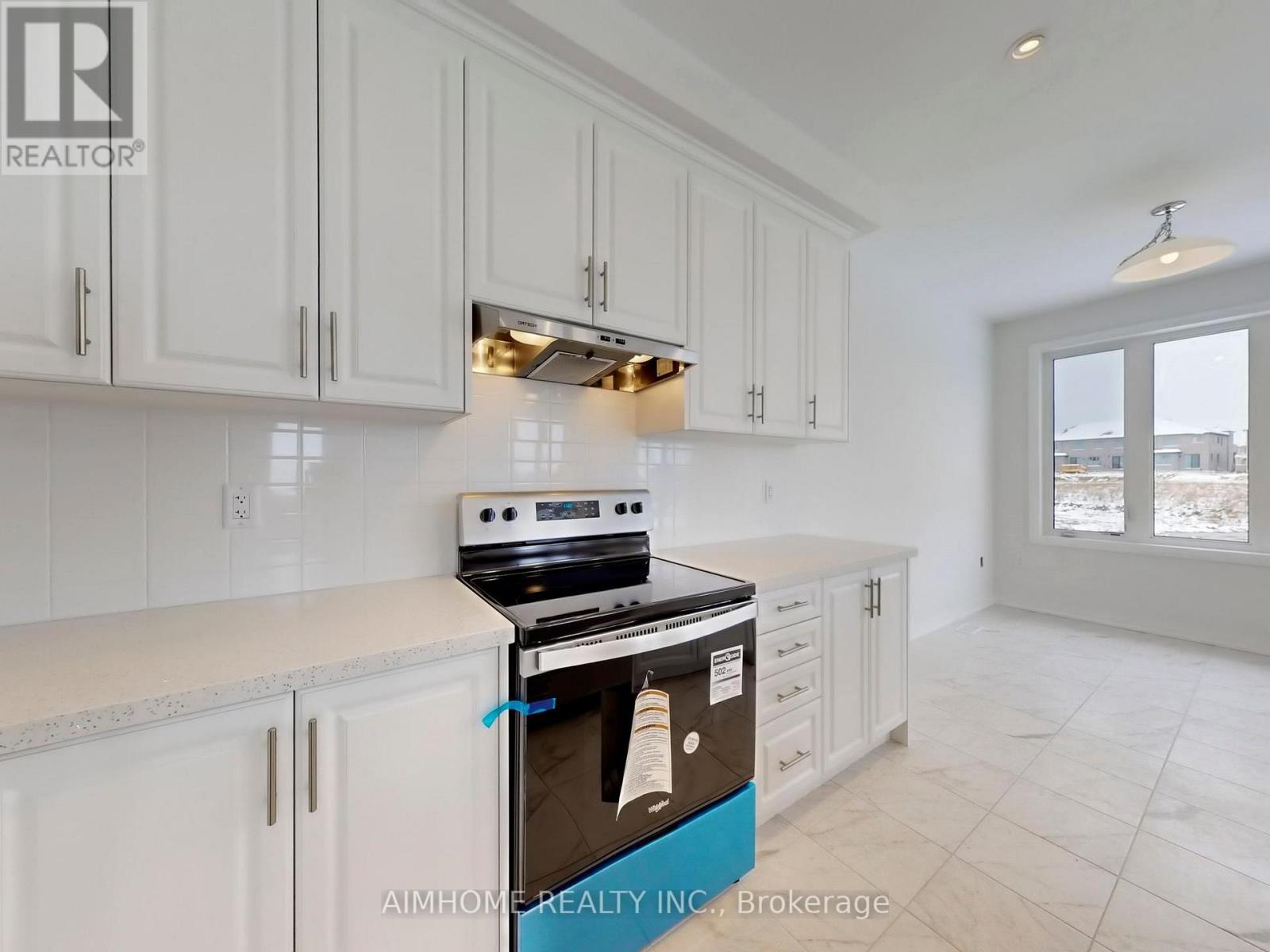 34 Kamper Avenue, Richmond Hill, Ontario  L4E 1A2 - Photo 4 - N12547926