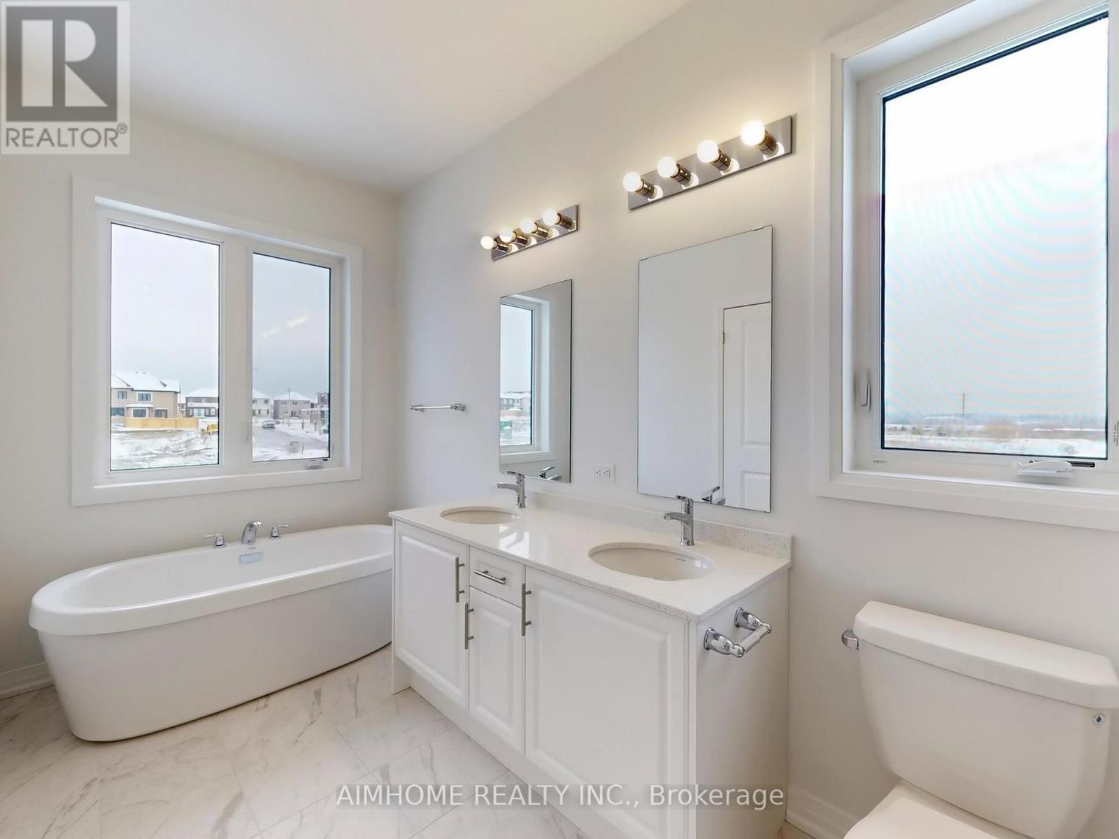 34 Kamper Avenue, Richmond Hill, Ontario  L4E 1A2 - Photo 9 - N12547926