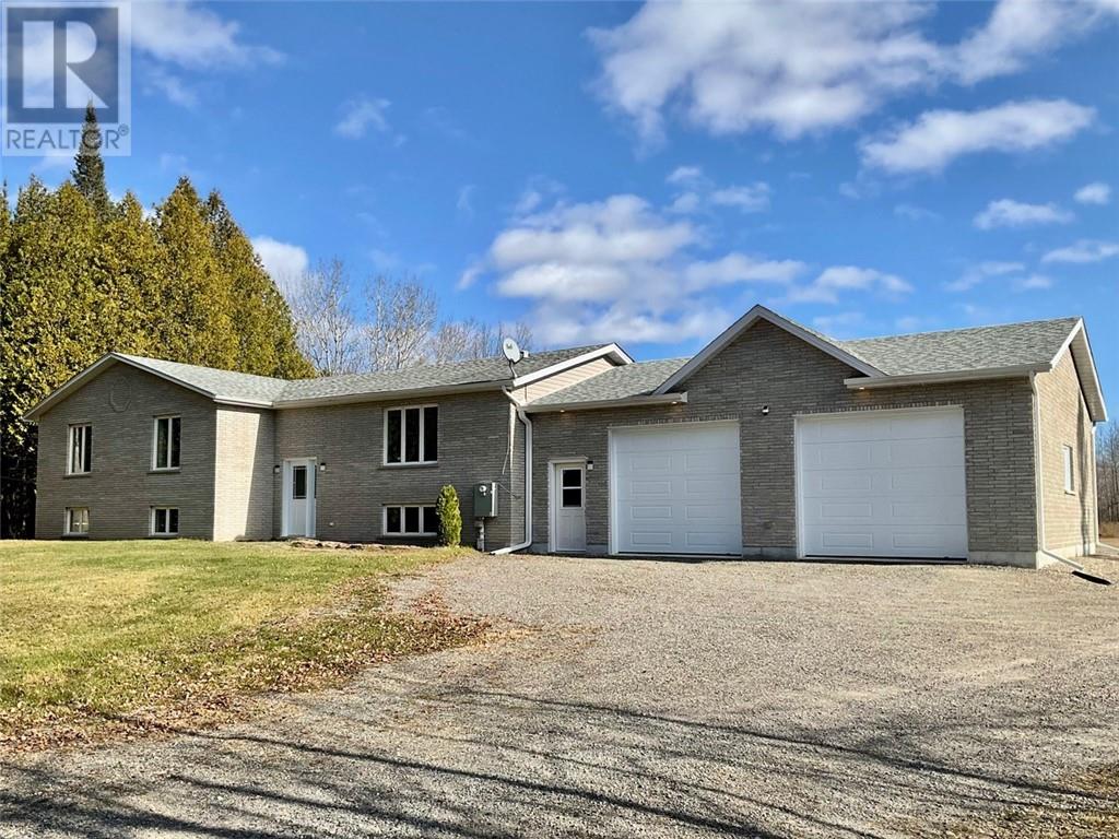 563 Montee Principale, Azilda, Ontario