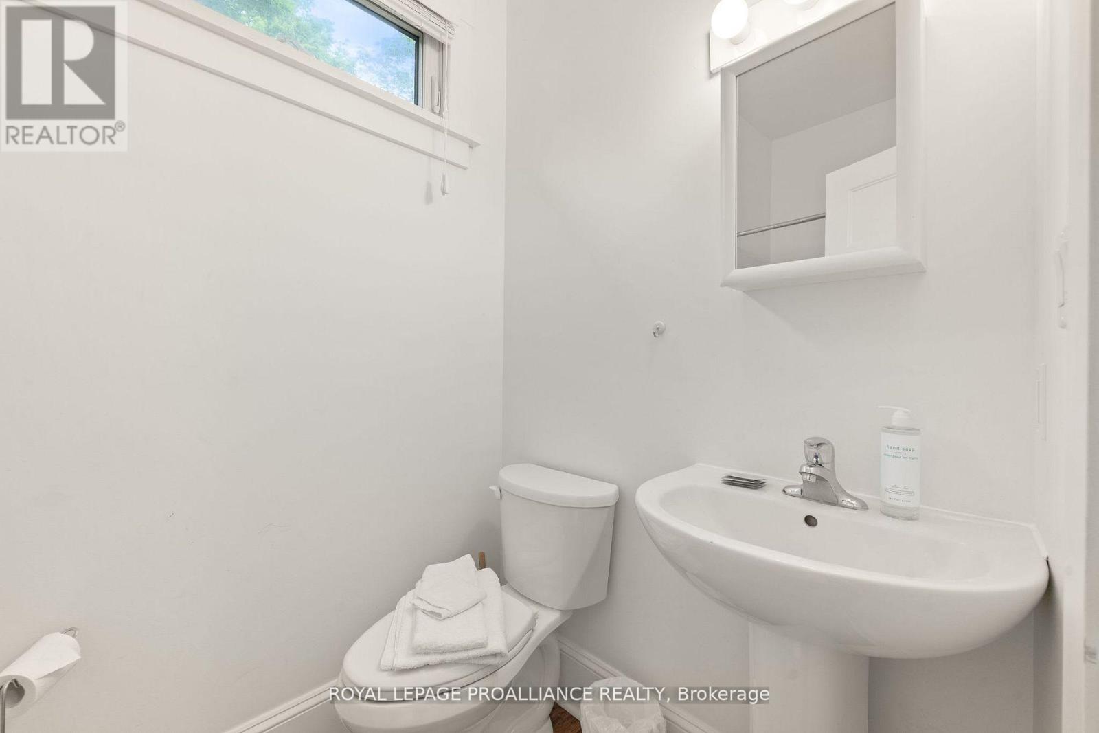 9 Hollow Lane, Prince Edward County, Ontario  K0K 1P0 - Photo 12 - X12547942