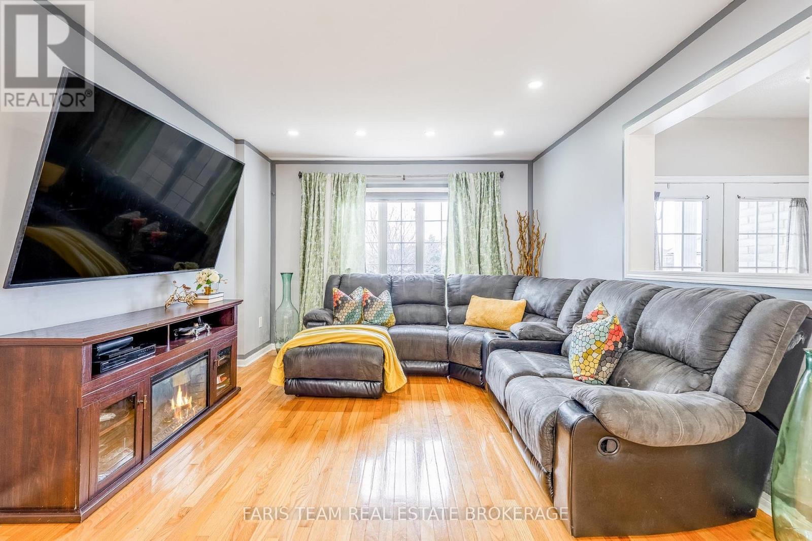 54 Stonemount Crescent, Essa, Ontario  L3W 0C5 - Photo 9 - N12547934