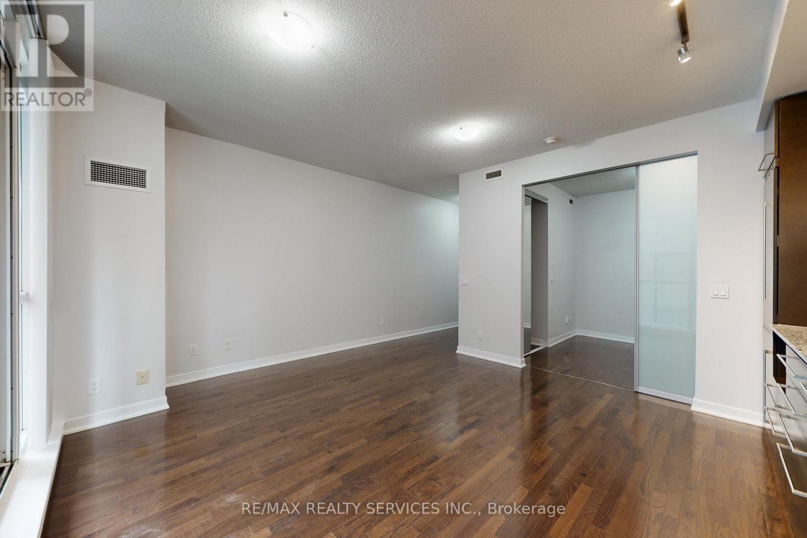 1009 - 770 Bay Street, Toronto, Ontario  M5G 0A6 - Photo 13 - C12547958