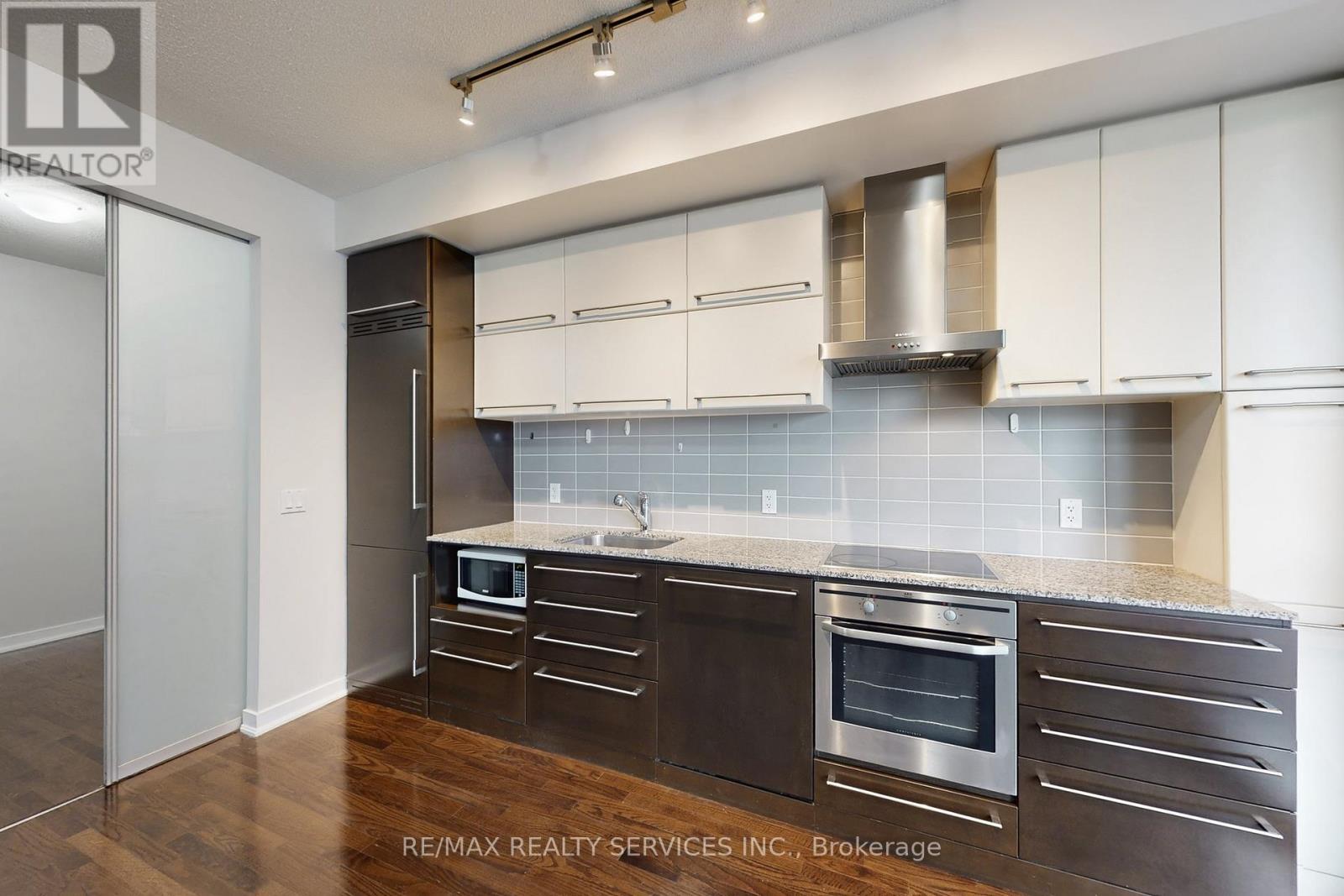 1009 - 770 Bay Street, Toronto, Ontario  M5G 0A6 - Photo 18 - C12547958