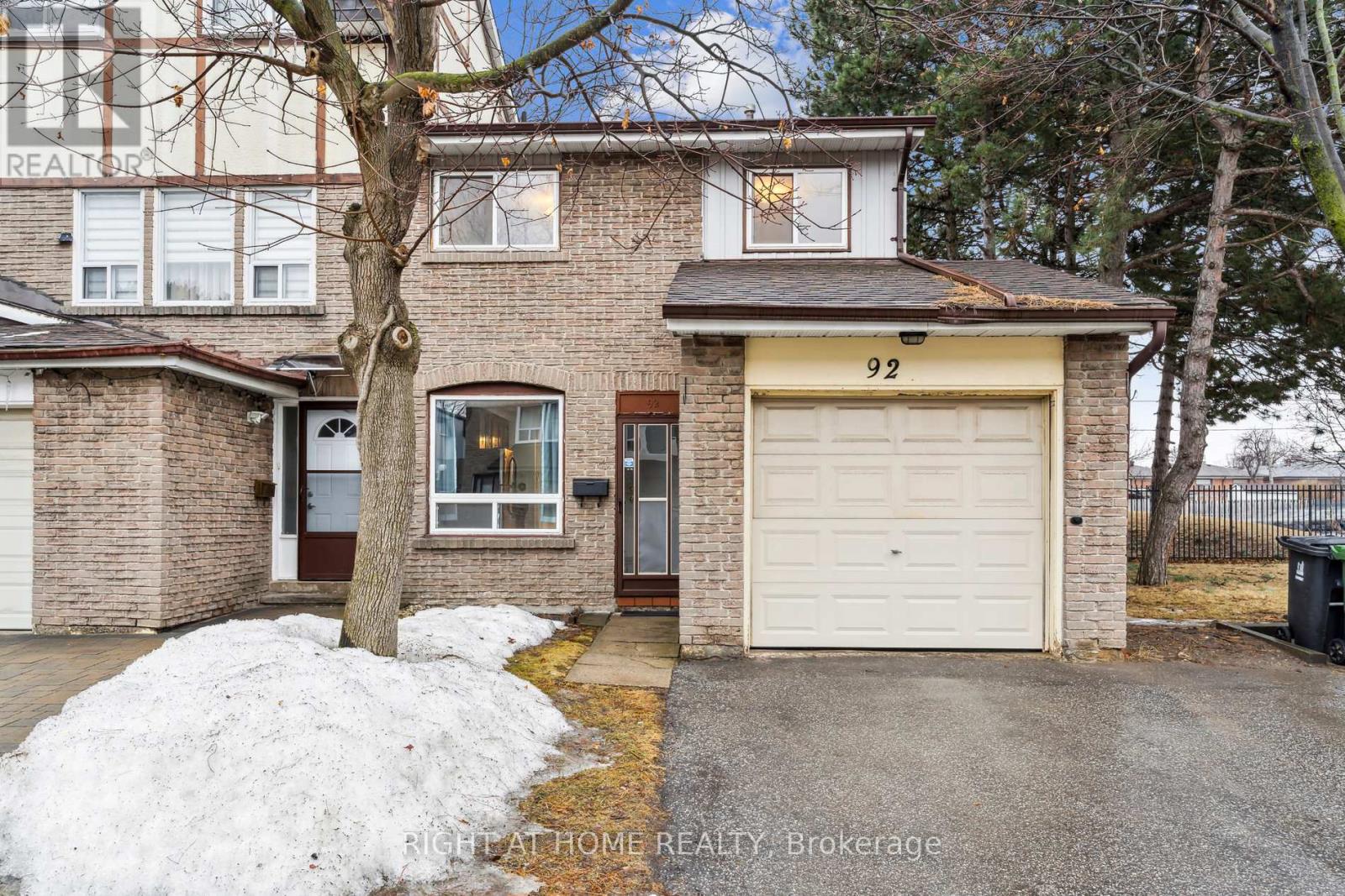 92 - 44 CHESTER LE BOULEVARD, Toronto, Ontario