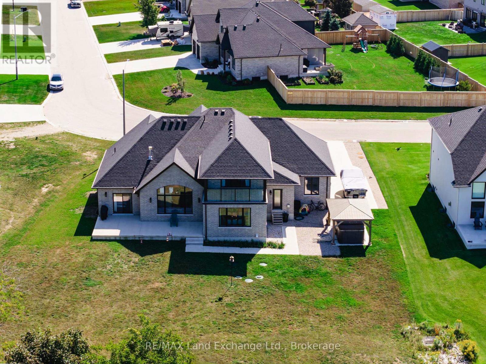 939 Bogdanovic Way, Huron-Kinloss, Ontario N2Z 0H4 - Photo 44 - X12412247