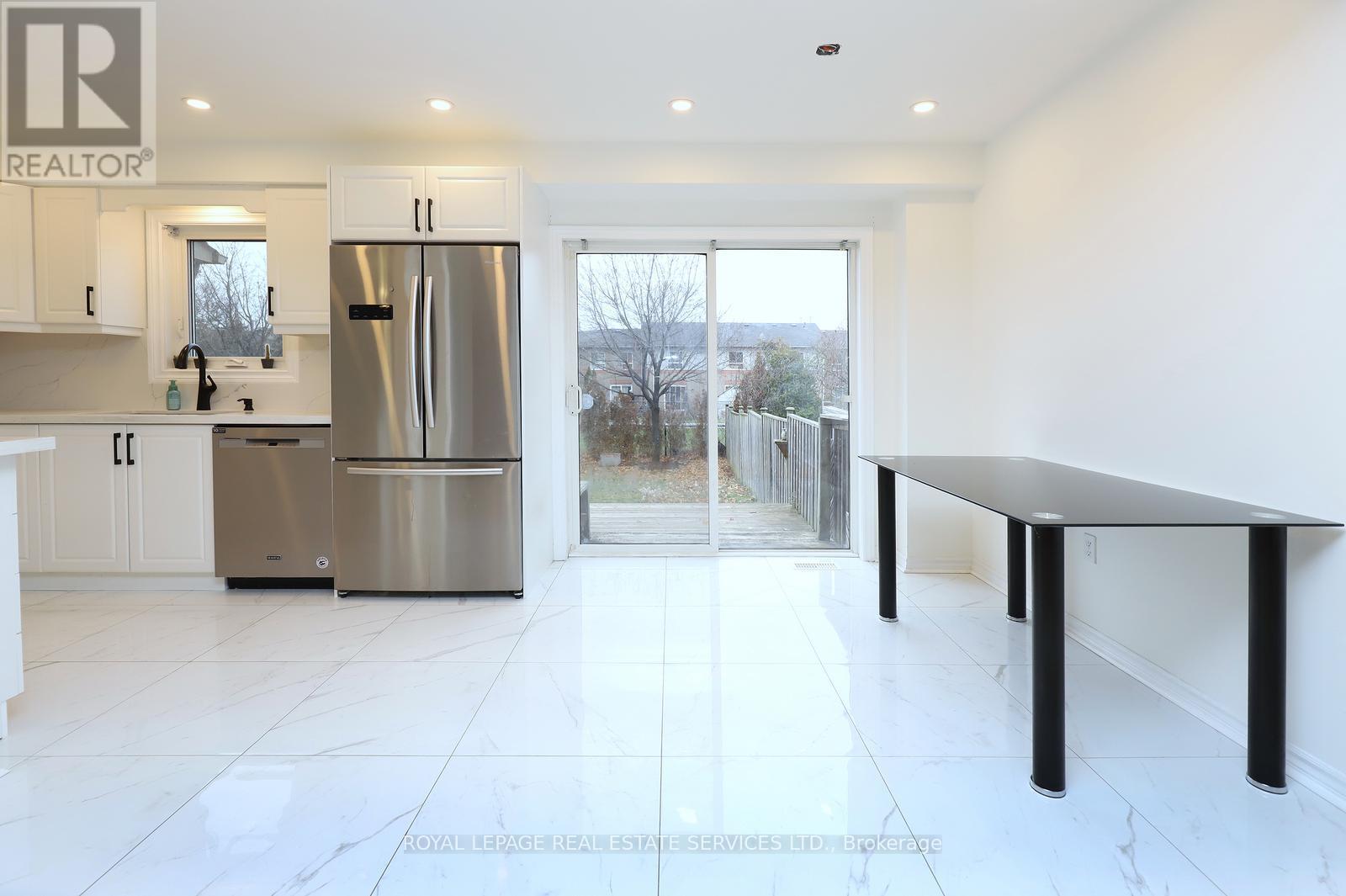 384 Riverstone Drive, Oakville, Ontario  L6H 7M4 - Photo 11 - W12547982