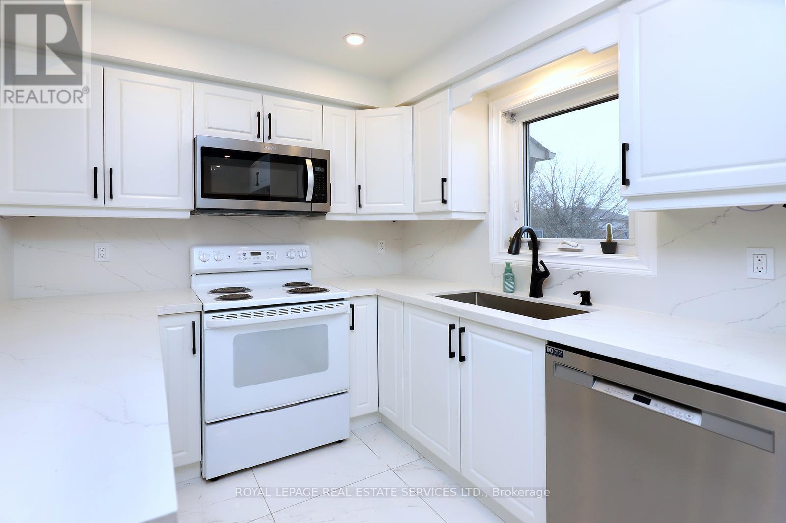 384 Riverstone Drive, Oakville, Ontario  L6H 7M4 - Photo 12 - W12547982