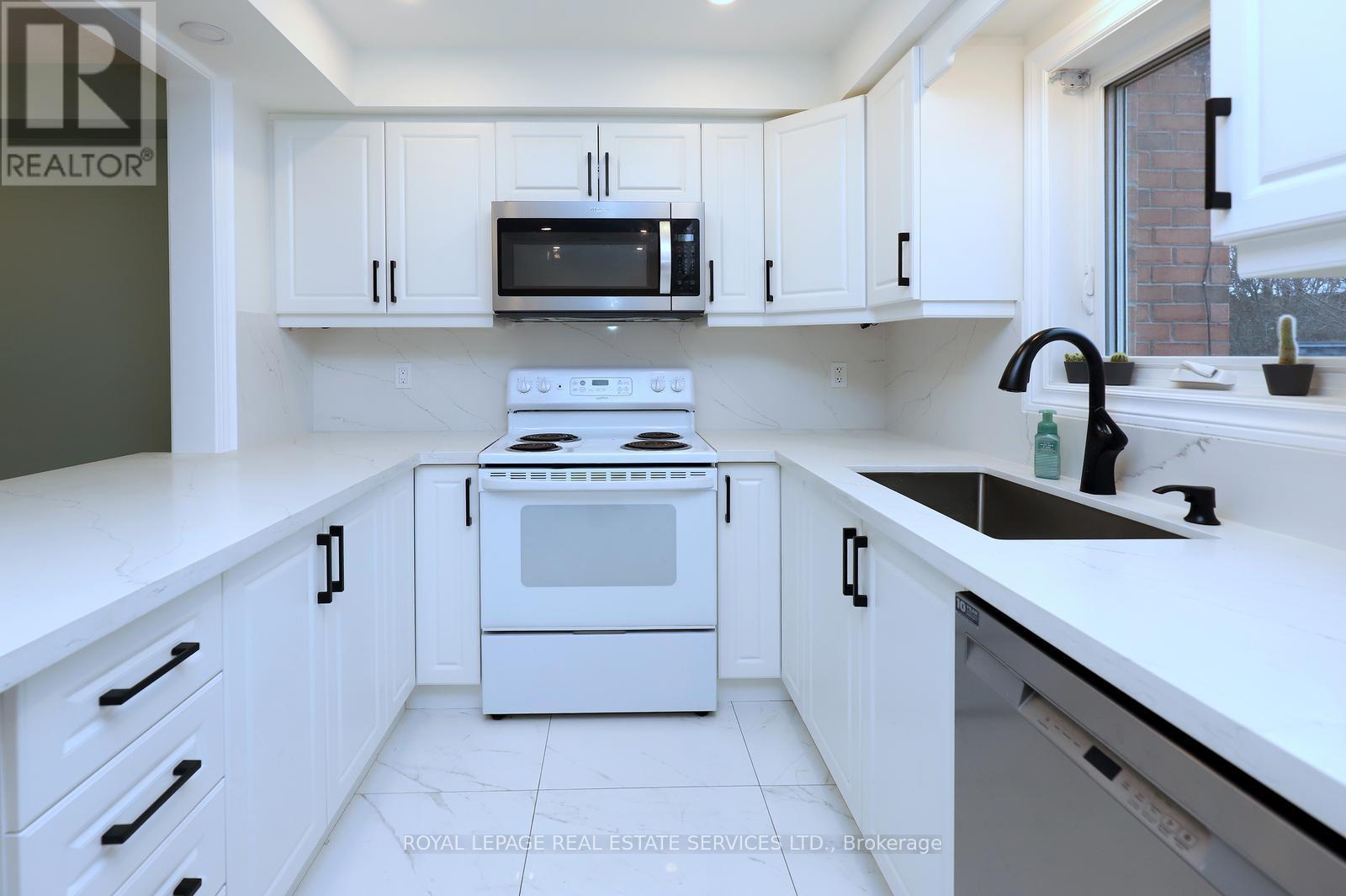 384 Riverstone Drive, Oakville, Ontario  L6H 7M4 - Photo 13 - W12547982