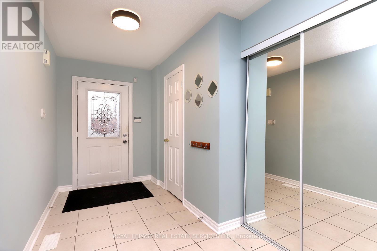 384 Riverstone Drive, Oakville, Ontario  L6H 7M4 - Photo 3 - W12547982