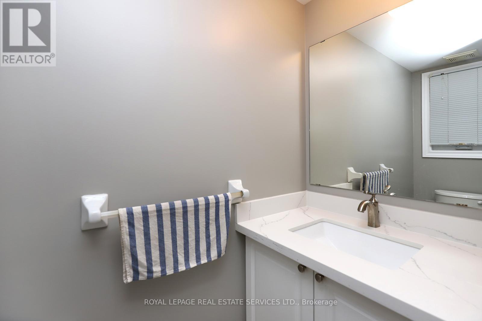 384 Riverstone Drive, Oakville, Ontario  L6H 7M4 - Photo 4 - W12547982