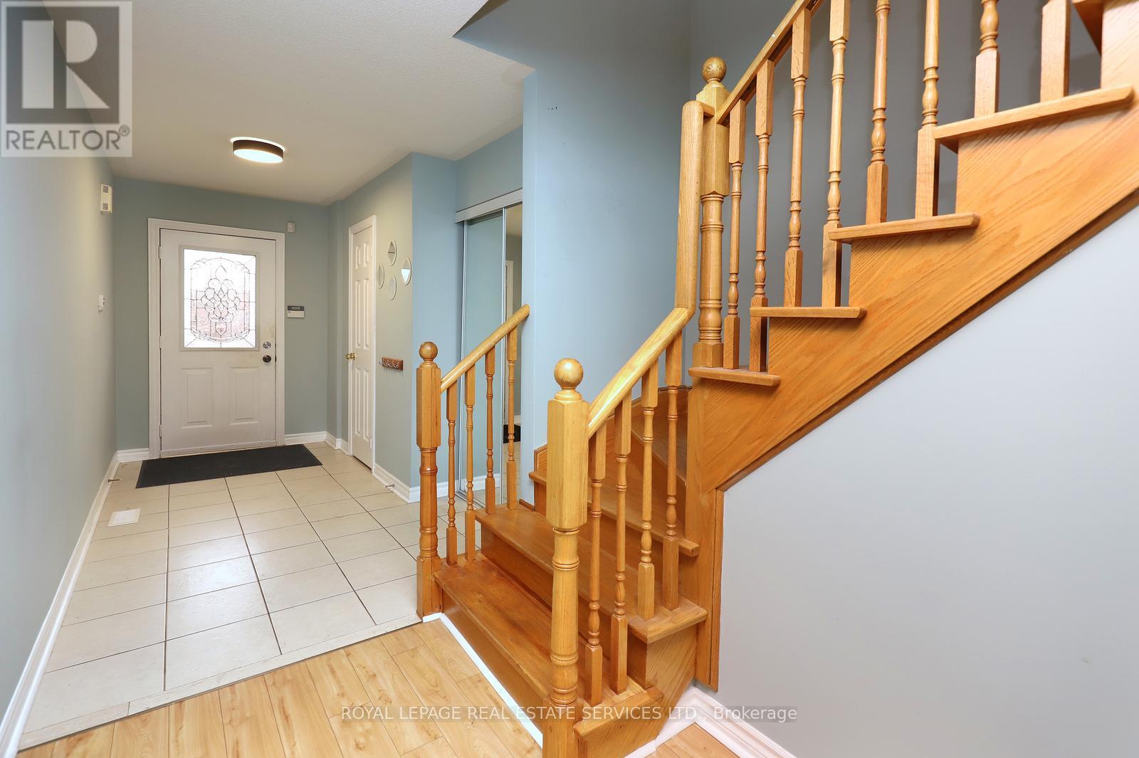 384 Riverstone Drive, Oakville, Ontario  L6H 7M4 - Photo 5 - W12547982