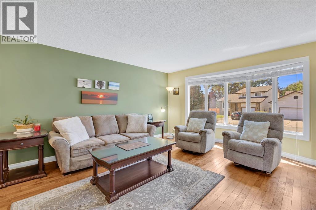 32 Rideau Close Sw, Airdrie, Alberta  T4B 1A6 - Photo 3 - A2263593