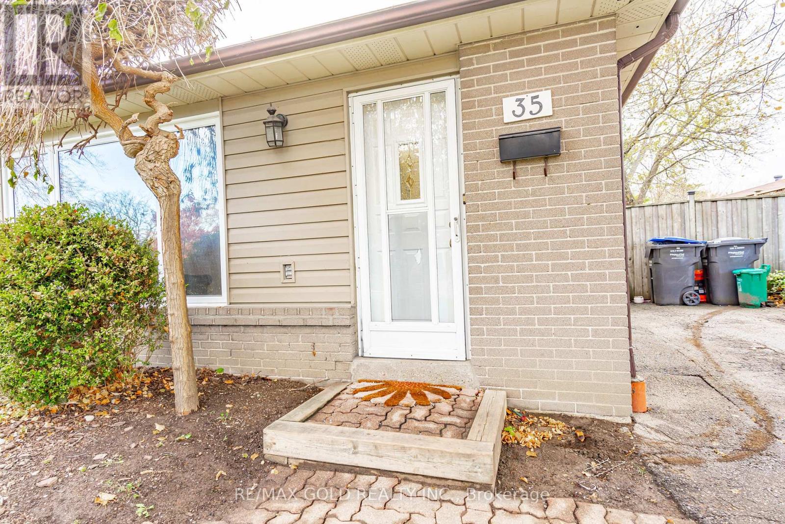 35 Duke Road, Brampton, Ontario  L6T 3J9 - Photo 4 - W12548030