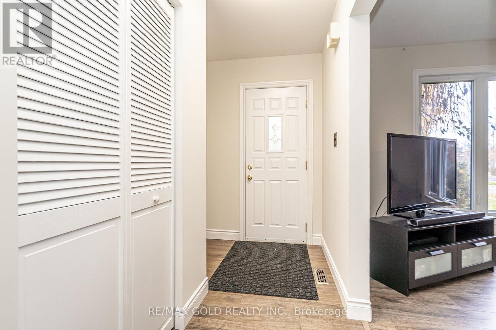 35 Duke Road, Brampton, Ontario  L6T 3J9 - Photo 6 - W12548030