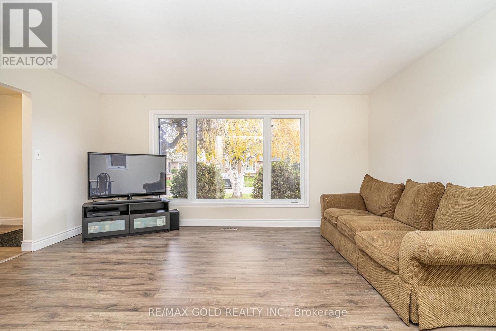 35 Duke Road, Brampton, Ontario  L6T 3J9 - Photo 9 - W12548030