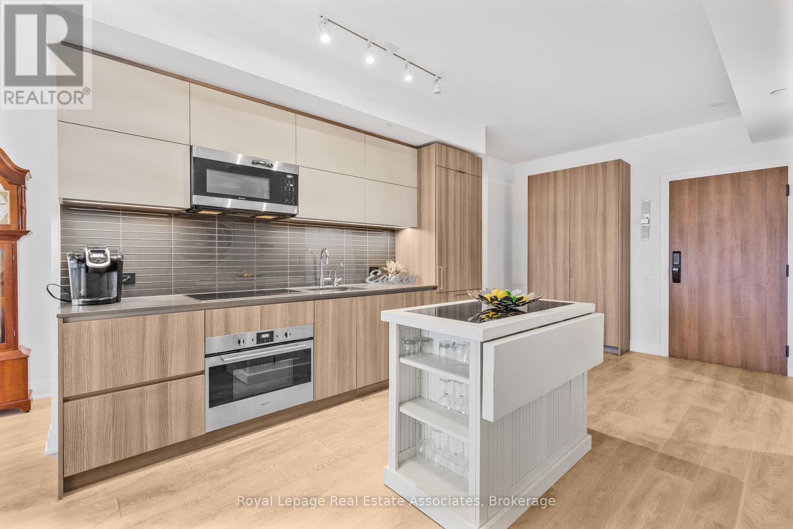 805 - 21 Park Street E, Mississauga, Ontario  L5G 0C2 - Photo 5 - W12548042