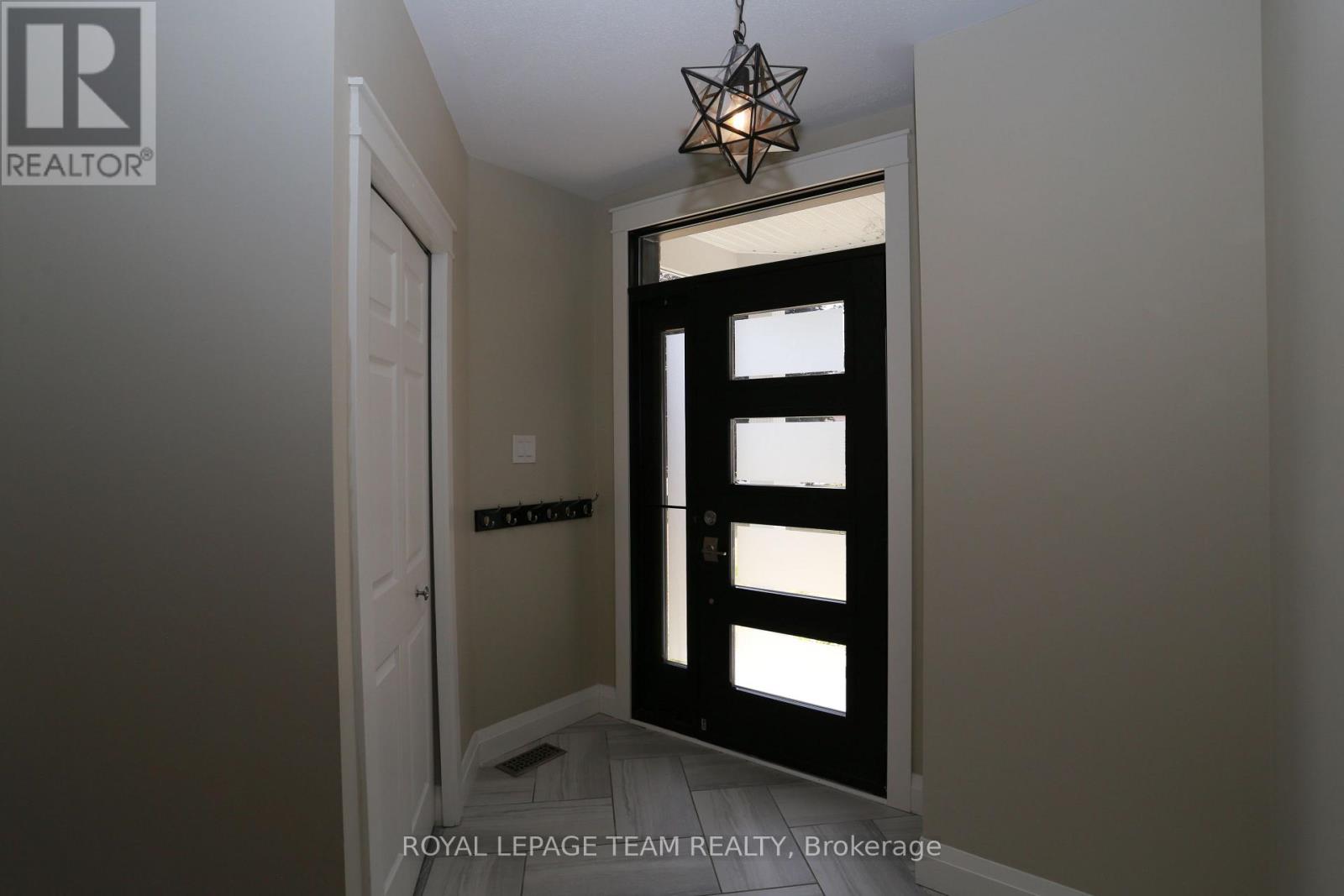 78 Friendly Crescent, Ottawa, Ontario  K2S 2B5 - Photo 3 - X12548104