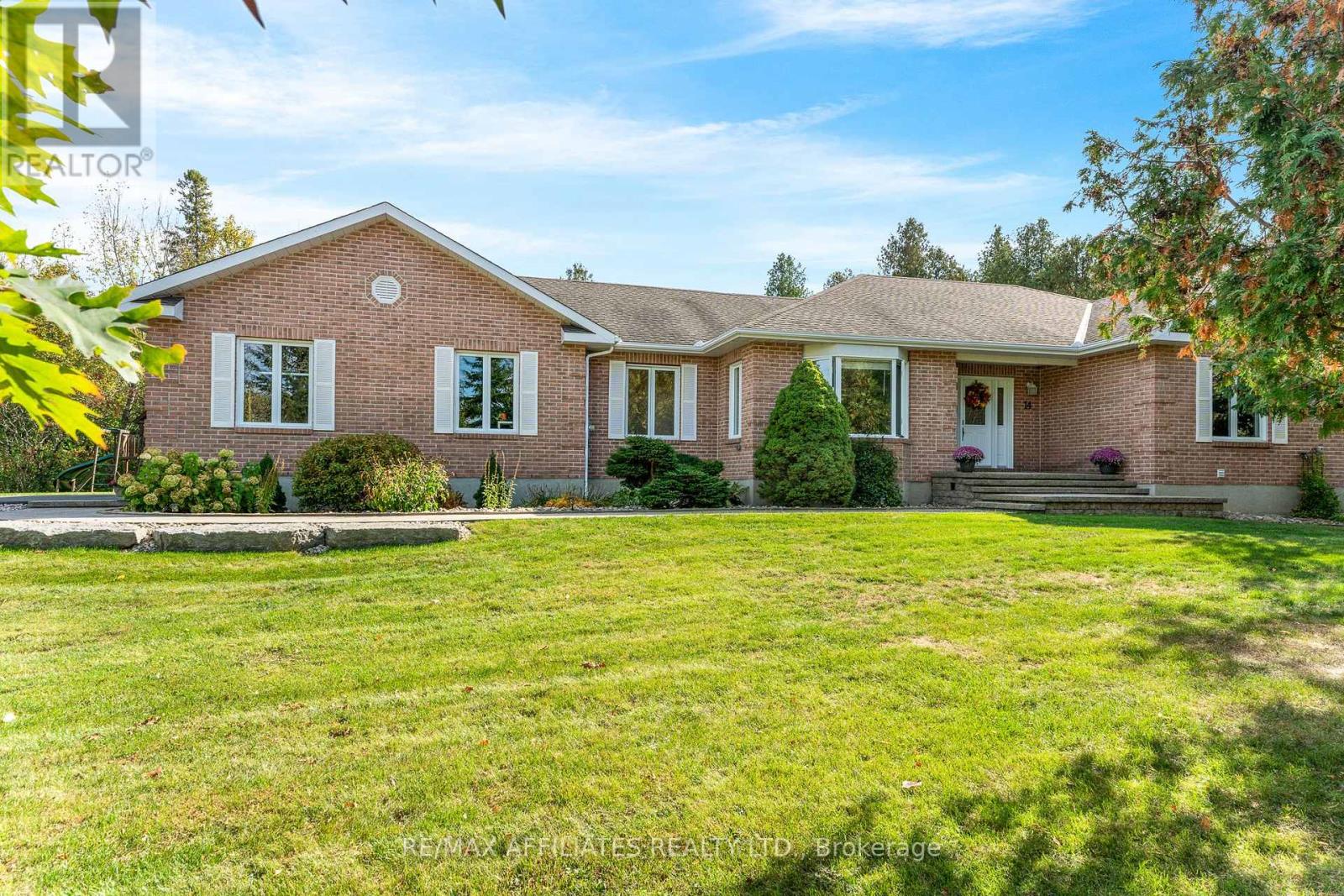 14 Panandrick View Drive, Ottawa, Ontario K2W 1A5 - Photo 4 - X12460798