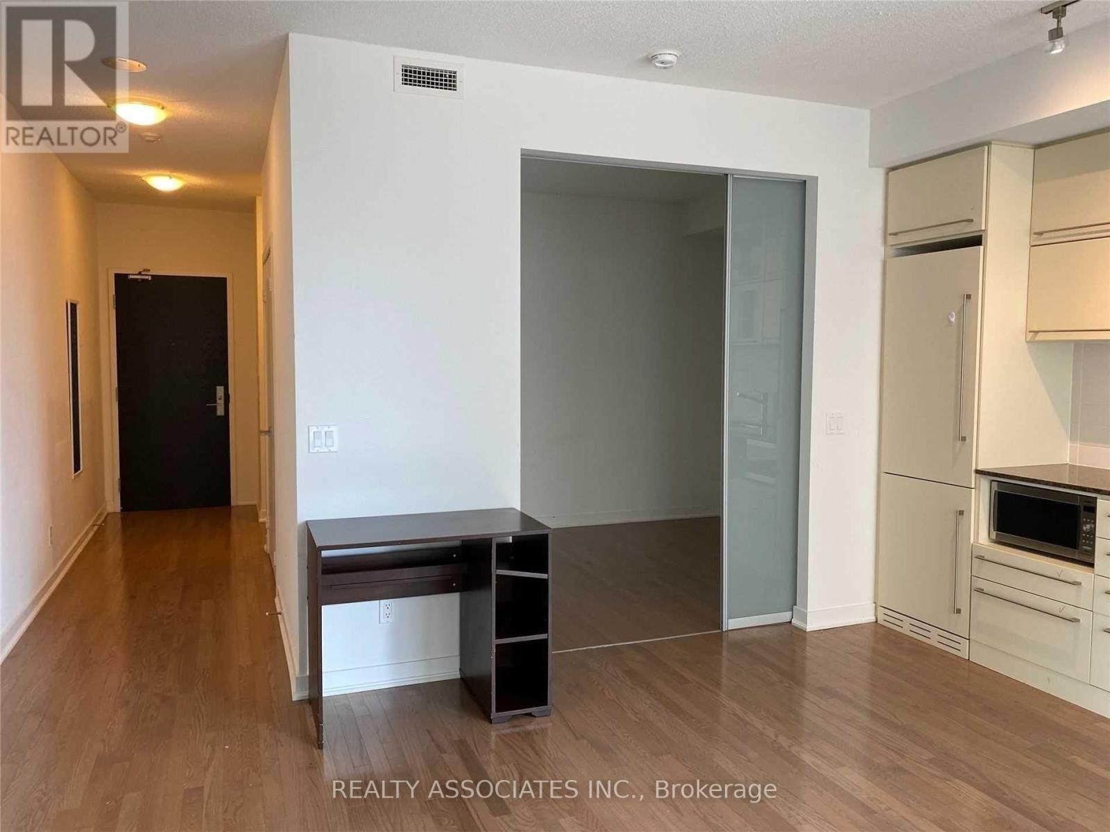 1908 - 770 Bay Street, Toronto, Ontario  M5G 0A6 - Photo 4 - C12548122