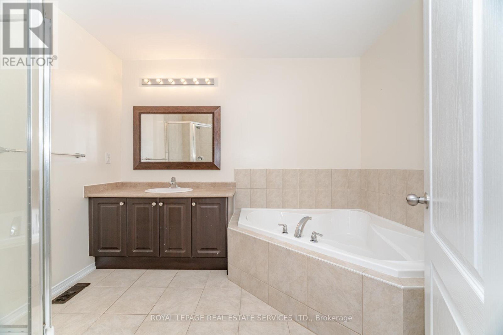 4 - 745 Farmstead Drive, Milton, Ontario  L9T 8B1 - Photo 30 - W12548126