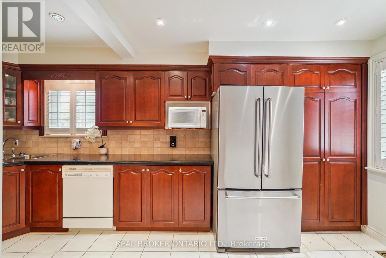 38 Riverview Heights, Toronto, Ontario  M9P 2N4 - Photo 10 - W12548130