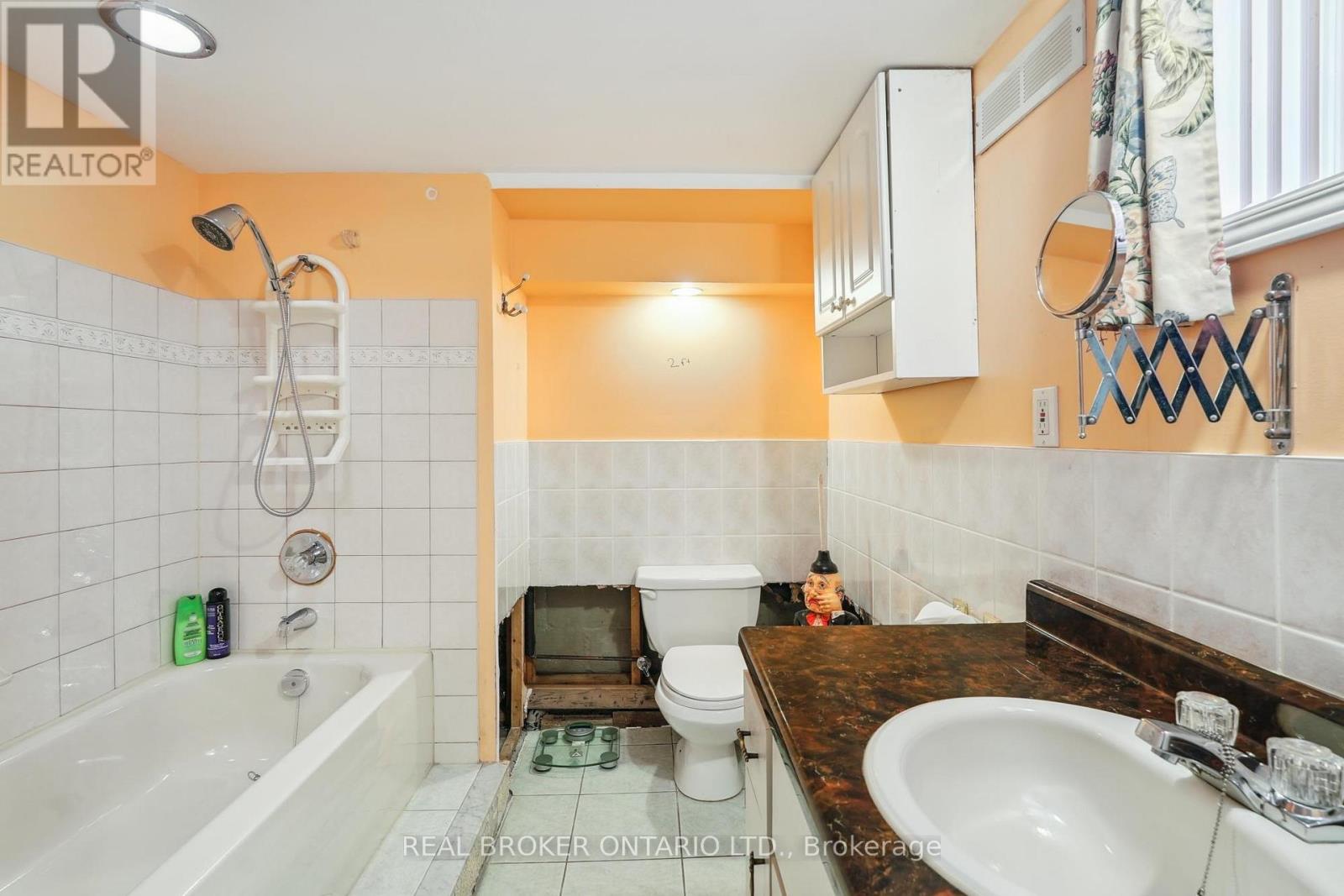 38 Riverview Heights, Toronto, Ontario  M9P 2N4 - Photo 21 - W12548130