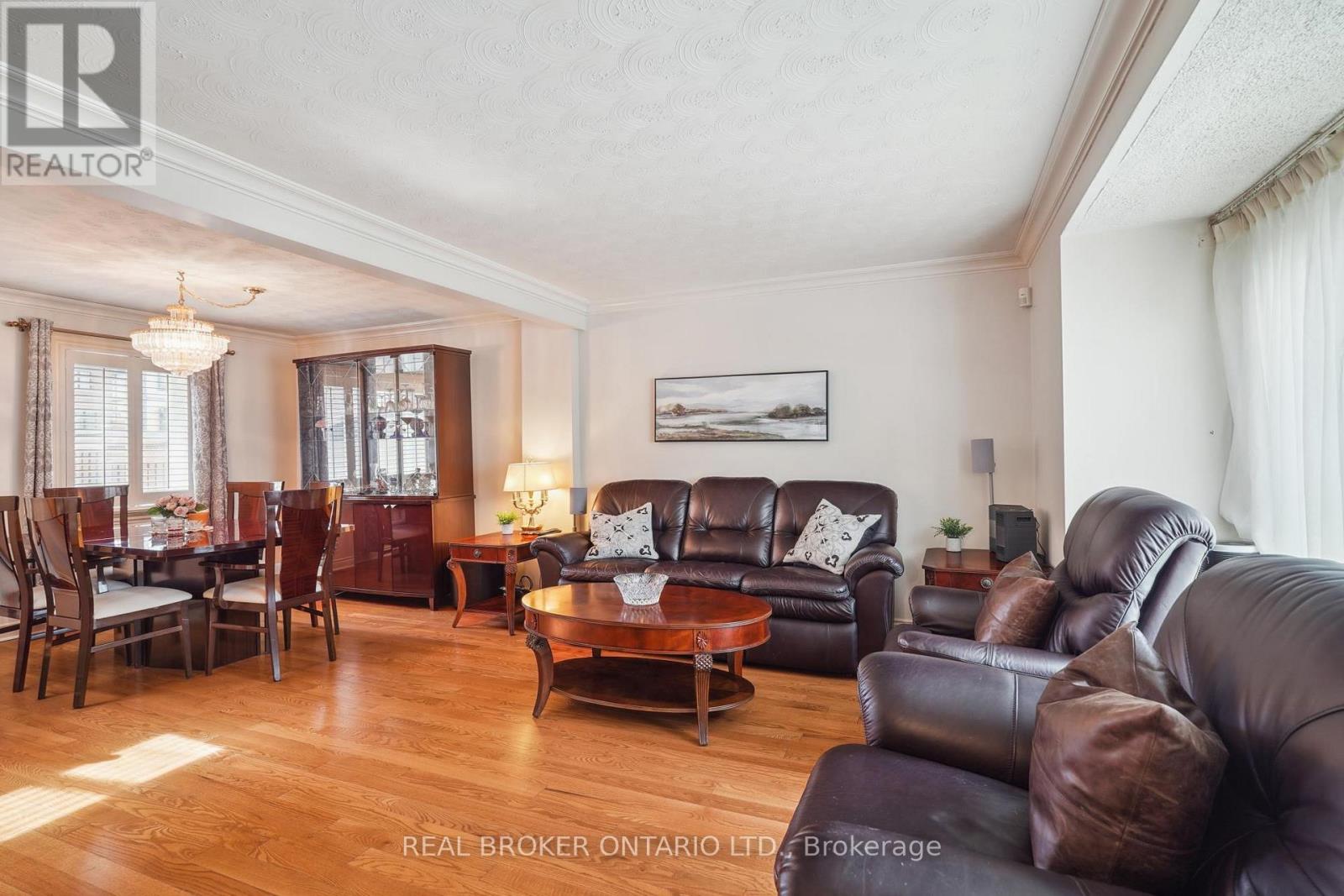 38 Riverview Heights, Toronto, Ontario  M9P 2N4 - Photo 4 - W12548130
