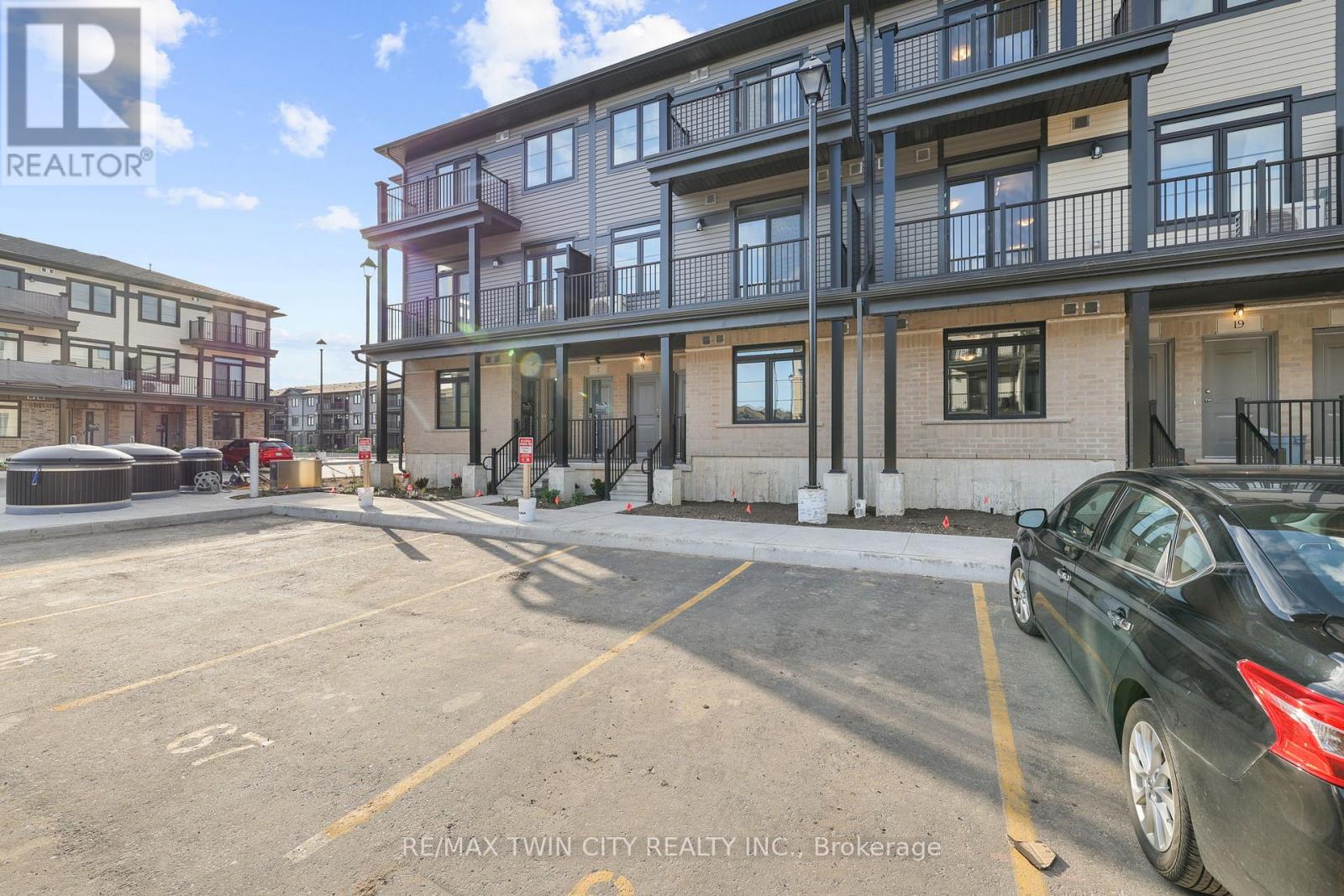 11 - 11 LOMOND LANE, Kitchener, Ontario