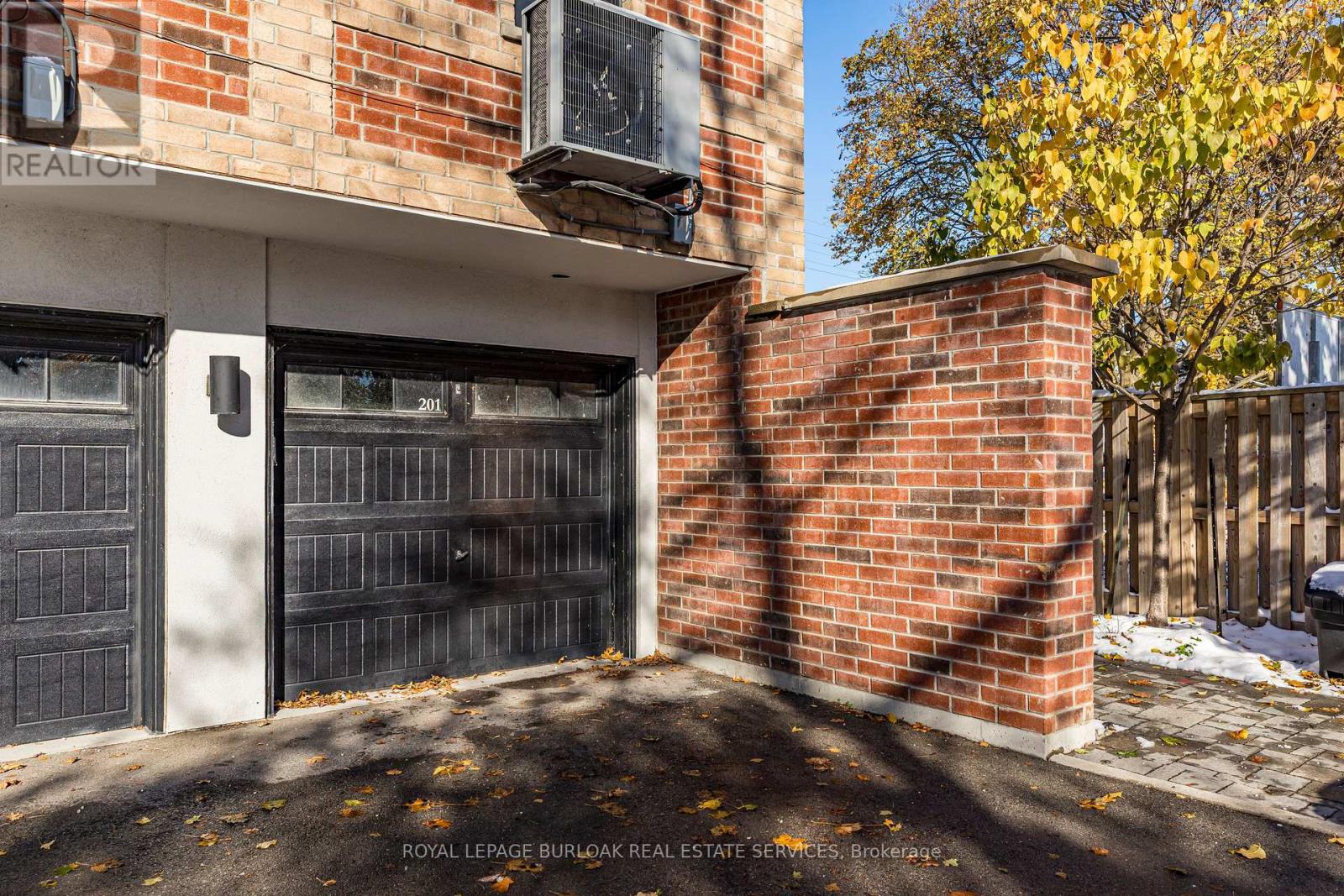 201 - 760 Lakeshore Road E, Mississauga, Ontario  L5E 1C7 - Photo 8 - W12547464