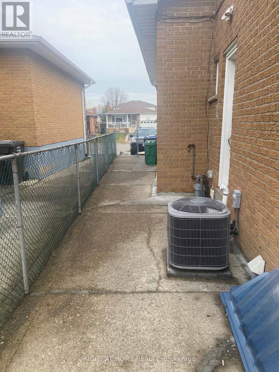 3972 Brandon Gate, Mississauga, Ontario L4T 3N4 - Photo 2 - W12543344