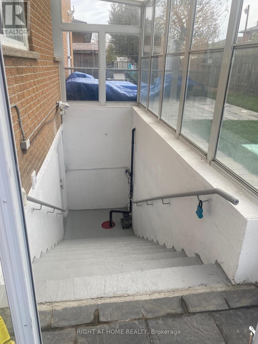 3972 Brandon Gate, Mississauga, Ontario L4T 3N4 - Photo 4 - W12543344