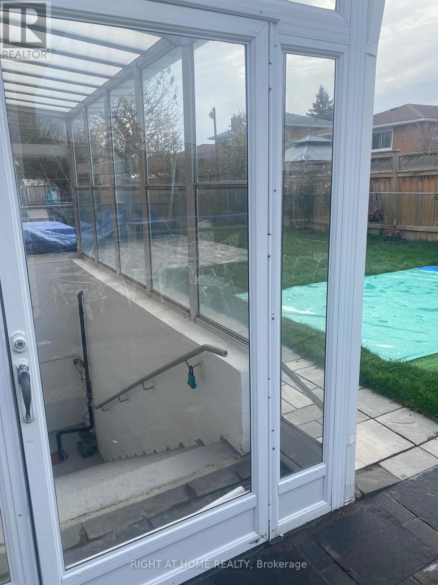 3972 Brandon Gate, Mississauga, Ontario L4T 3N4 - Photo 3 - W12543344