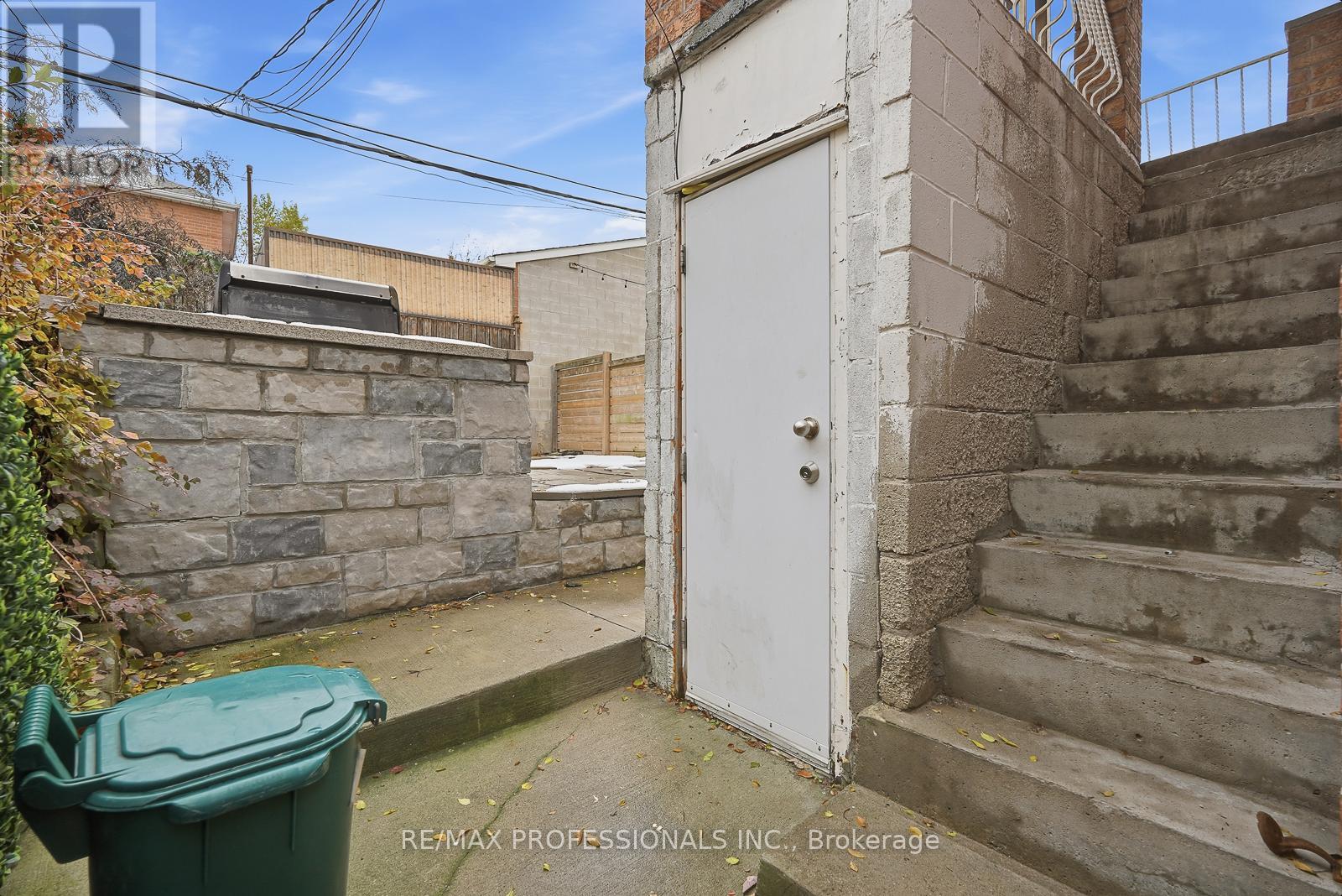 127 Kane Avenue, Toronto, Ontario  M6M 3N1 - Photo 14 - W12547744