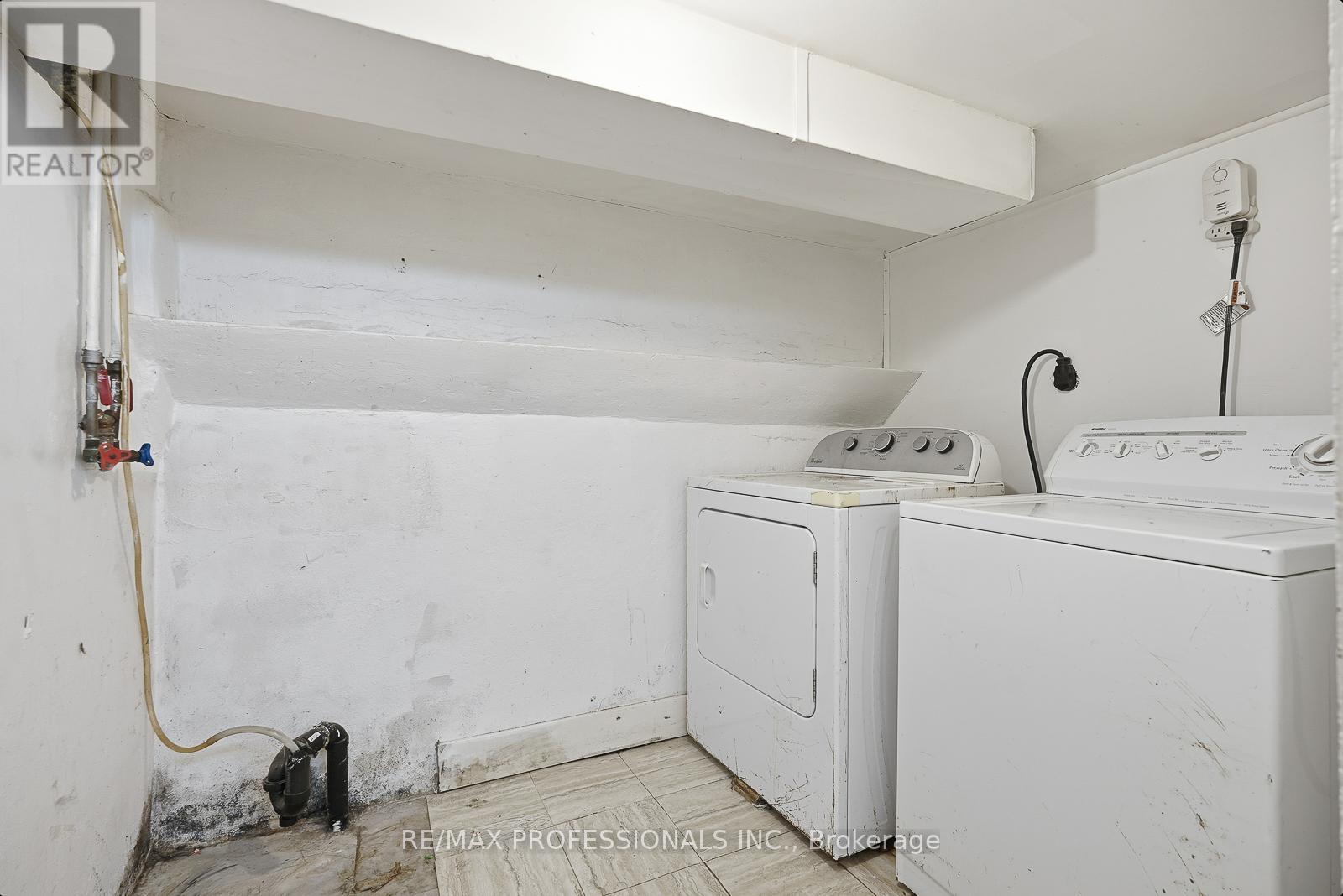 127 Kane Avenue, Toronto, Ontario  M6M 3N1 - Photo 11 - W12547744