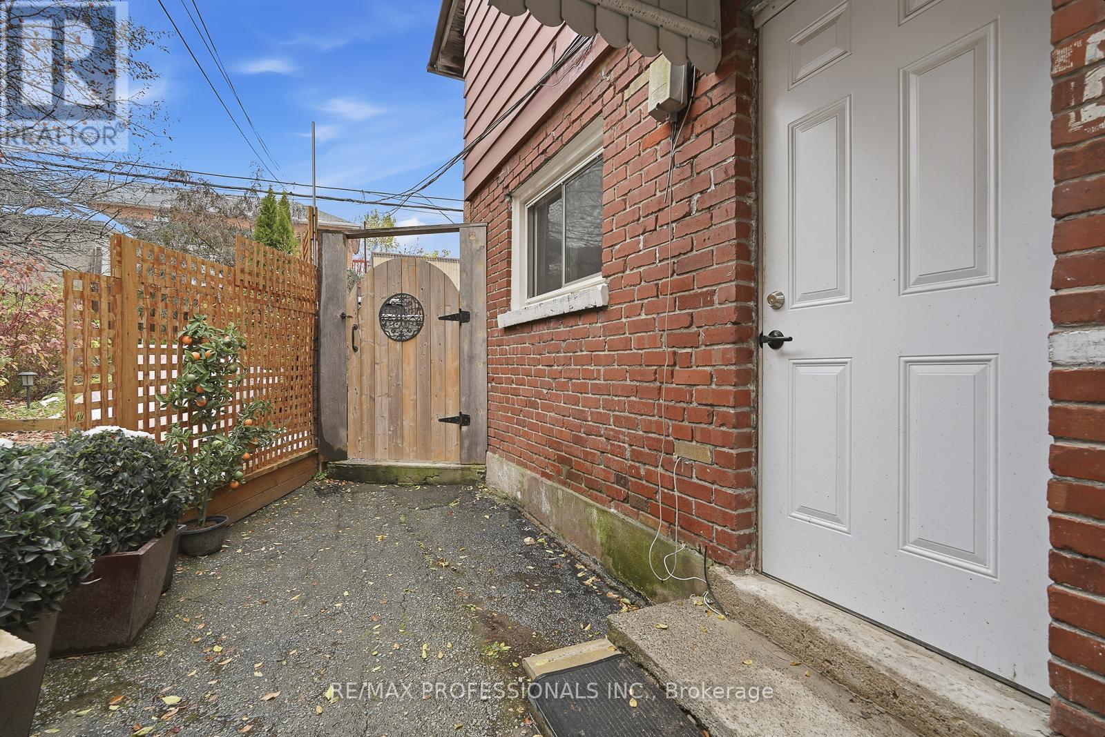 127 Kane Avenue, Toronto, Ontario  M6M 3N1 - Photo 13 - W12547744