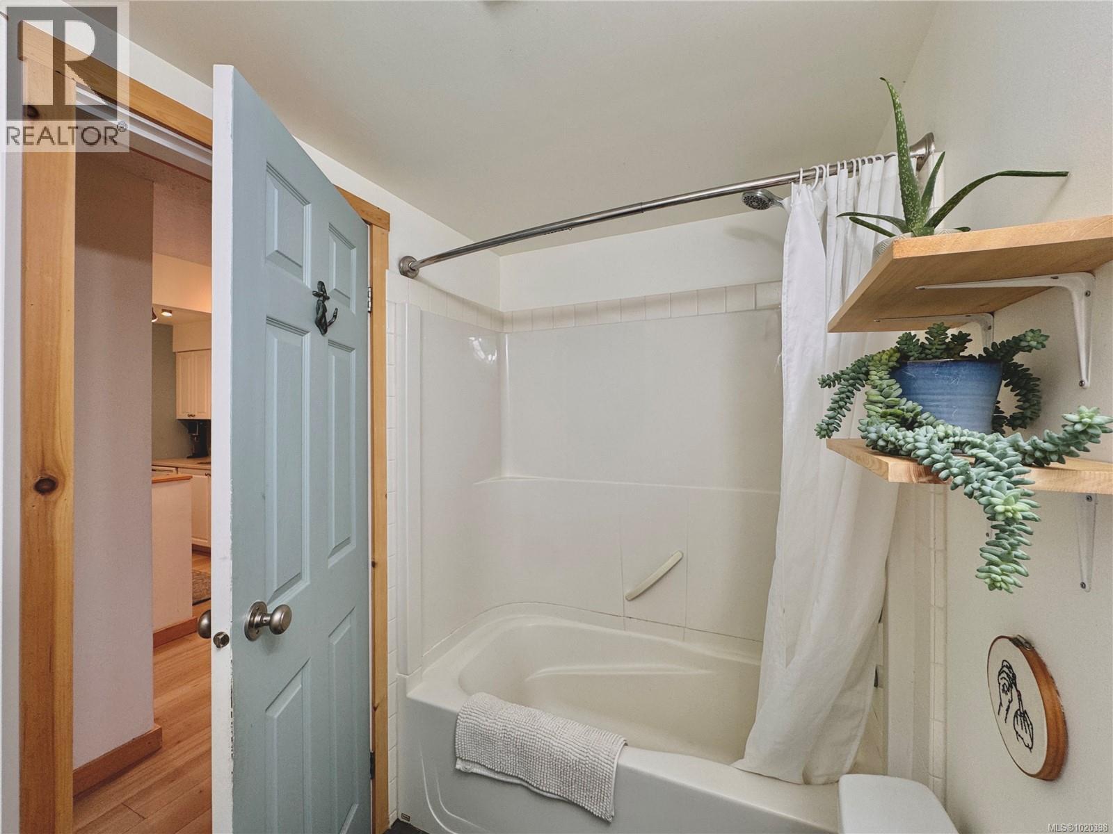 203 250 Hemlock St, Ucluelet, British Columbia V0R 3A0 - Photo 17 - 1020398