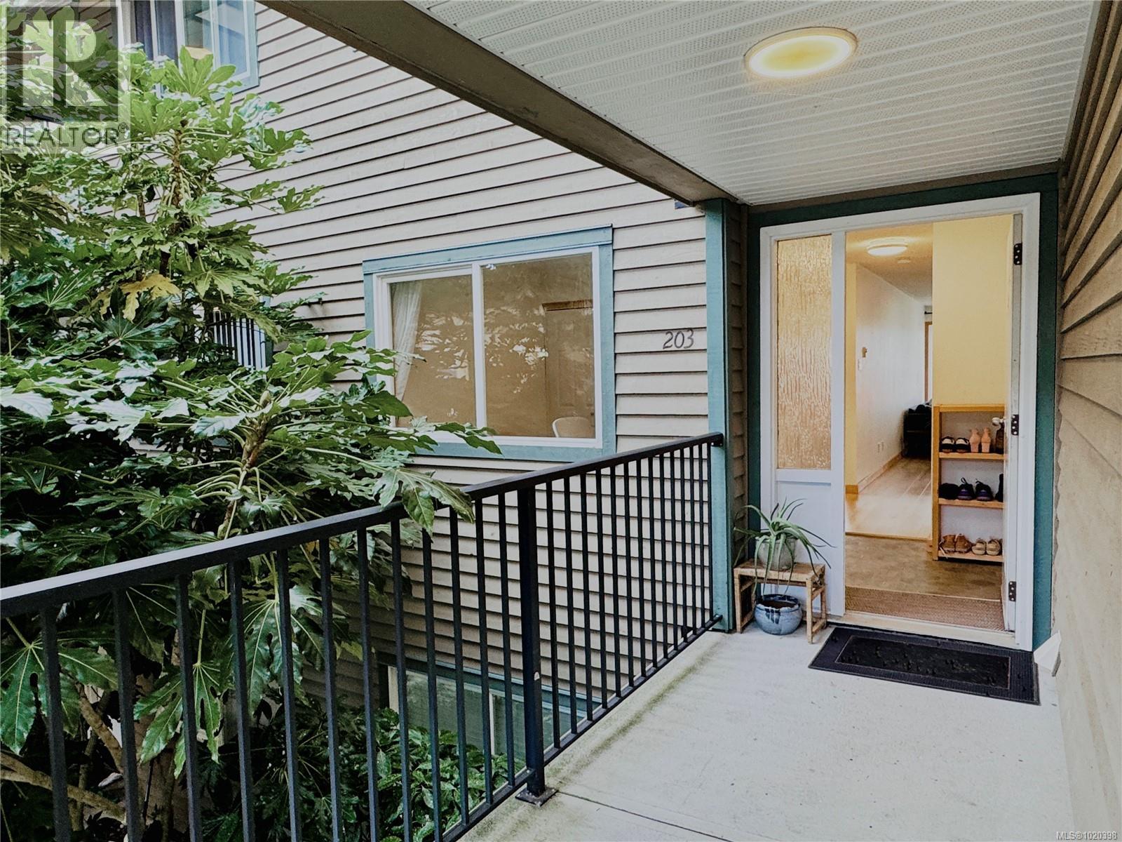 203 250 Hemlock St, Ucluelet, British Columbia V0R 3A0 - Photo 2 - 1020398